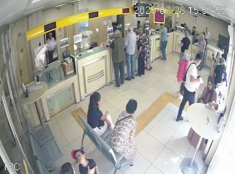 Nefesi kesilen çocuğun imdadına yetişti: O anlar kamerada

