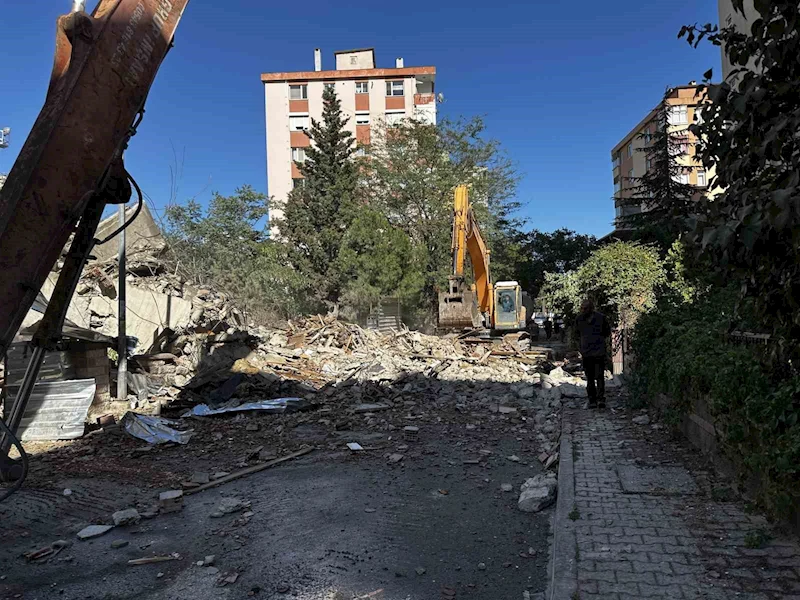 Maltepe’de faciadan dönüldü: 11 katlı bina yıkım sırasında çöktü
