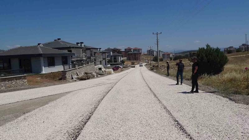 Yeni yerleşim alanlarında asfaltlama çalışması yapılıyor

