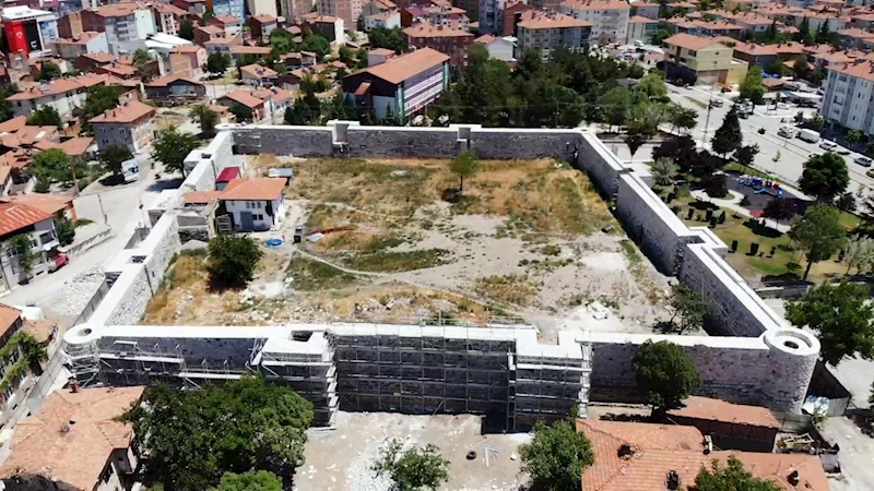 2010 yılına kadar insanların yaşadığı tarihi kalede restorasyon çalışmaları sürüyor
