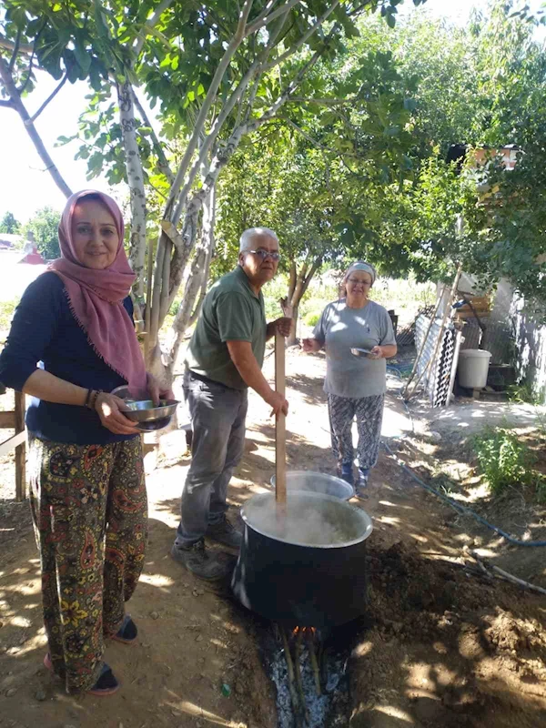 Evlerde aşure kazanları bolluk ve bereket için kaynıyor
