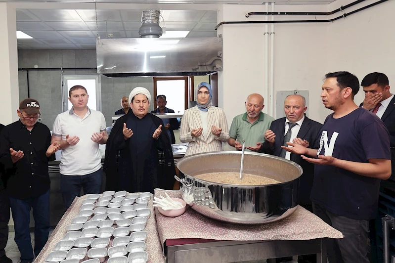 Vali Yiğitbaşı aşure ikramında bulundu
