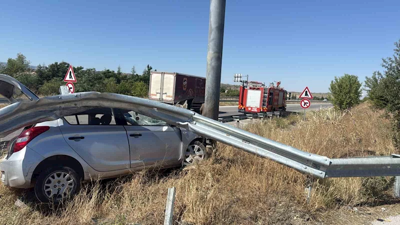 Çorum’da otomobil bariyerlere girdi: 1 yaralı
