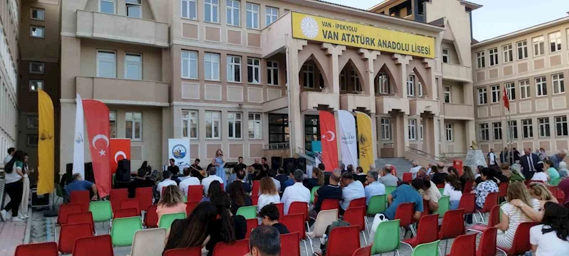 Atatürk Lisesi mezunları ikinci kez bir araya geldi

