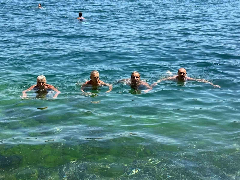 Termometreler 36 dereceyi gösterdi: Sıcaktan bunalan vatandaşlar sahile akın etti
