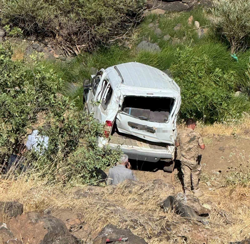 Elazığ’da hafif ticari araç şarampole uçtu: 1 ölü
