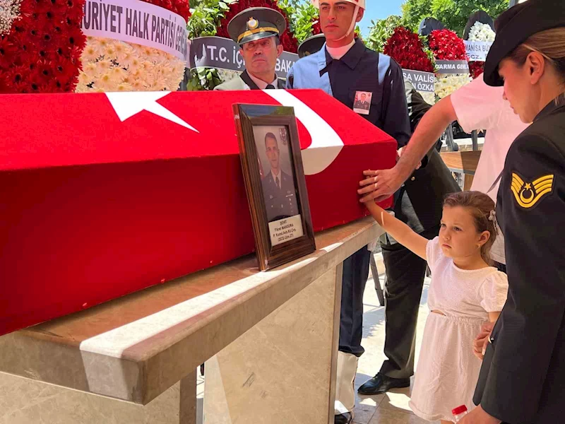 Minik Deniz’den şehit babasına son bakış

