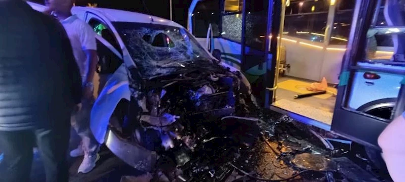 Rize’de minibüs ile hafif ticari araç çarpıştı: 10 yaralı
