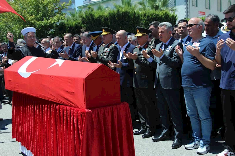 İzmir, Şehit Üsteğmen Ege Akar’ı dualarla son yolculuğuna uğurladı
