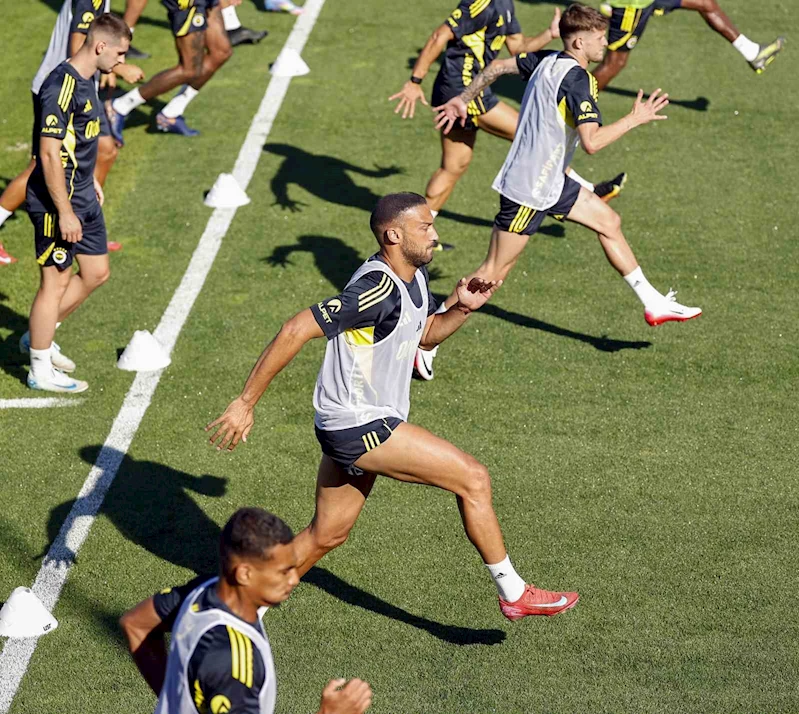 Fenerbahçe, yeni sezon hazırlıklarını akşam idmanıyla sürdürdü
