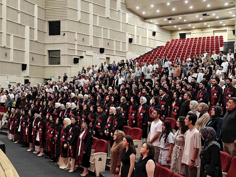 ERÜ Eczacılık Fakültesi 16. dönem mezunlarını verdi

