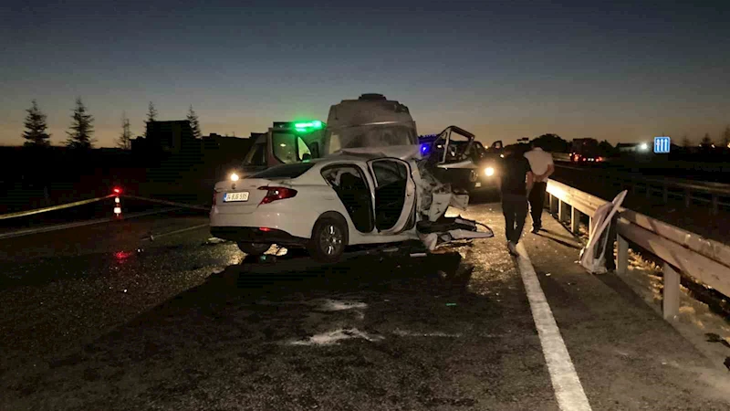 Ankara’da ters yöne giren araç minibüs ile kafa kafaya çarpıştı: 1 ölü
