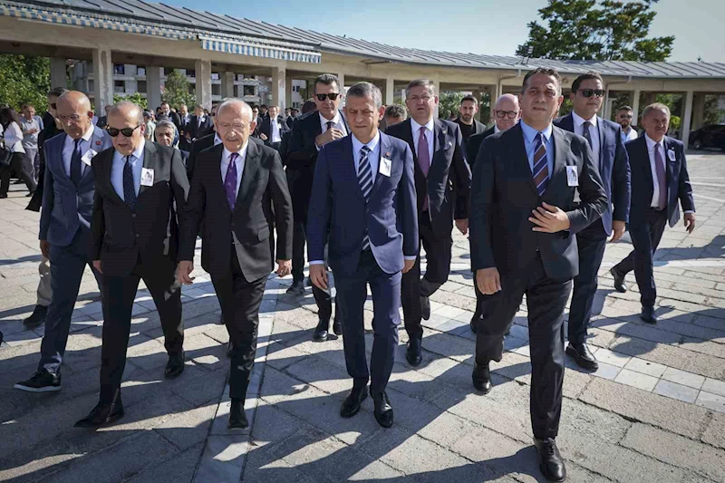 Özgür Özel ile Kılıçdaroğlu, Milletvekili Namık Tan’ın annesinin cenazesine katıldı
