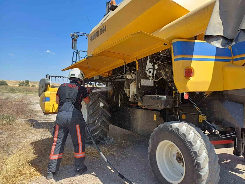 Tarlada çalışan biçerdöverde korkutan yangın
