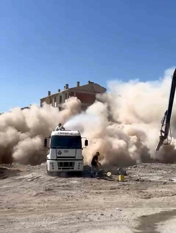 Elazığ’da ağır hasarlı bina tek dokunuş ile yıkıldı
