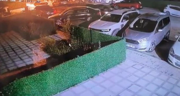 Park halindeki otomobile çarpıp kaçtı: O anlar kamerada
