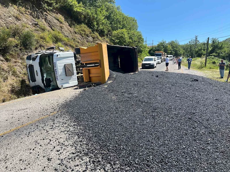 Kastamonu’da asfalt yüklü hafriyat kamyonu devrildi, sürücüsü yaralandı
