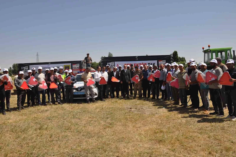 Bulanık’ta traktörlere reflektör takma programı
