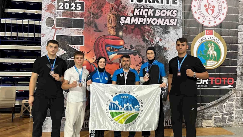 Sakarya Büyükşehir Kick Boks sporcularından İzmir’de madalya yağmuru
