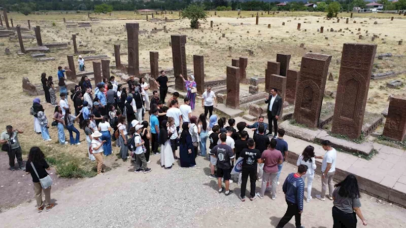 Antalyalı öğrenciler tarihi ilçe Ahlat’ı gezdi
