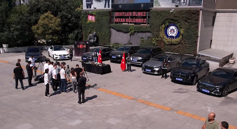 POS cihazlarıyla para aklama operasyonunda ele geçirilen lüks araçlar emniyette sergilendi
