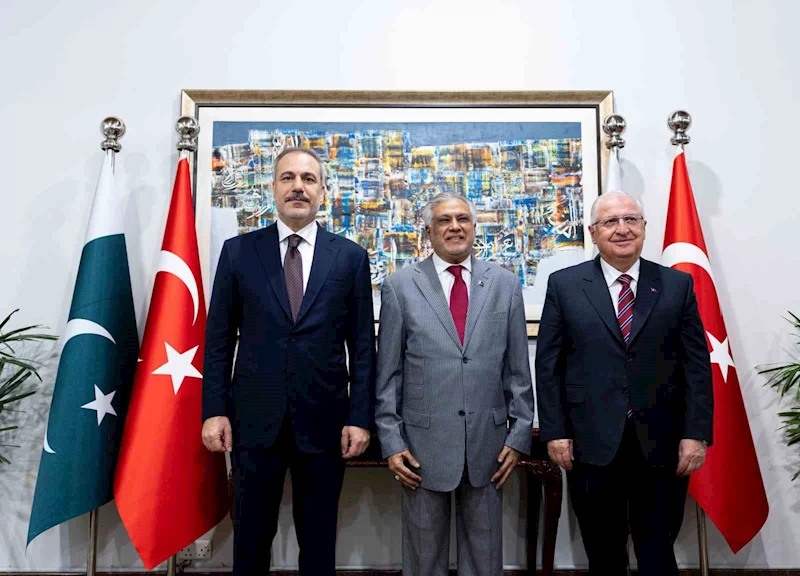 Bakan Fidan, Pakistanlı mevkidaşı Dar ile görüştü
