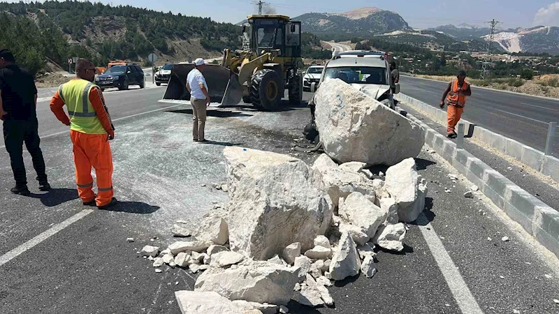 Tırdan düşen mermer bloğuna çarpan otomobilin sürücüsü yaralandı
