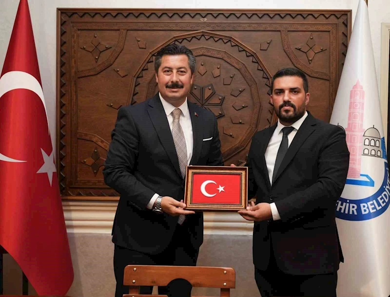 Başkan Ercan Özel ülkücü gençlikle omuz omuza
