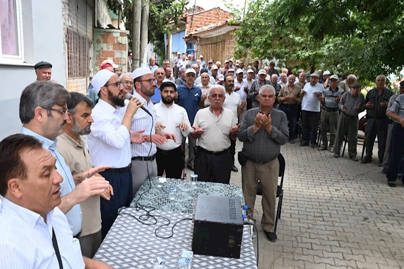 Salihli’nin tarihi mahallesinde eller yağmur için semaya açıldı

