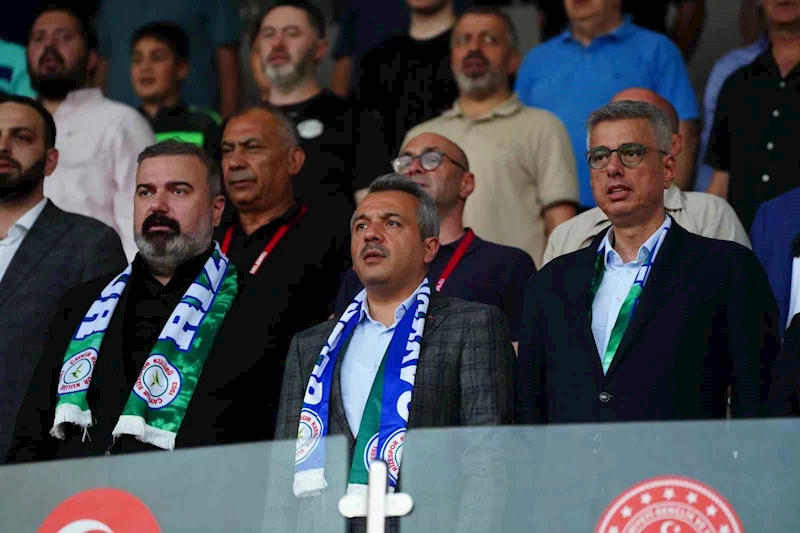 Sağlık Bakanı Kemal Memişoğlu, Çaykur Rizespor - Göztepe maçını trübünden izledi

