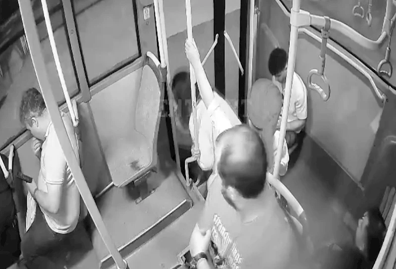Özel halk otobüsü şoförü, epilepsi nöbeti geçiren yolcuyu hastaneye ulaştırdı
