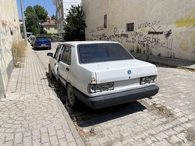 Kapısı açık ve plakasız hurda otomobil dikkat çekti

