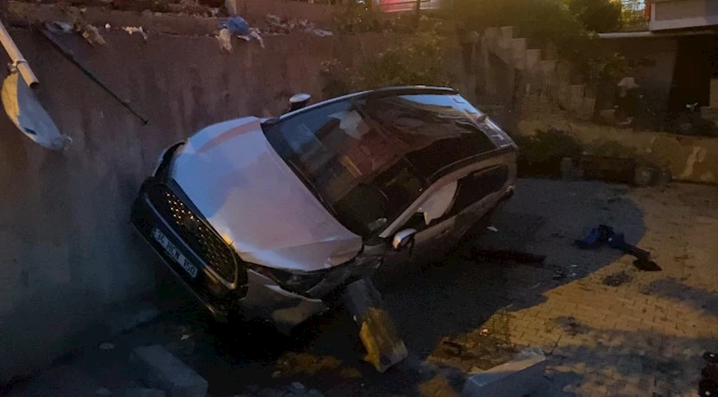 İstanbul’da otomobil apartmanın bahçesine düştü: 1 yaralı
