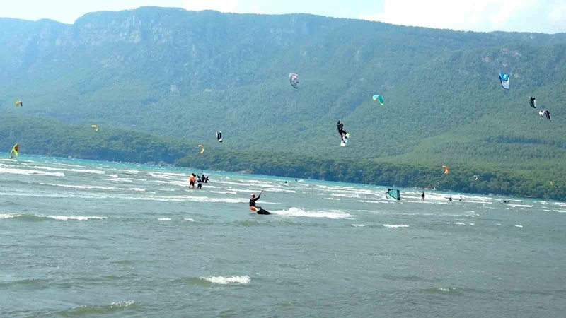Kitesurf’ün dünyadaki en elverişli noktalarından biri Ula Akyaka
