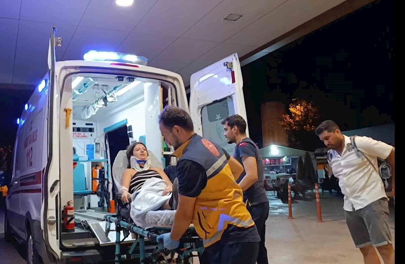 Otomobil su kanalına düştü: 3 yaralı
