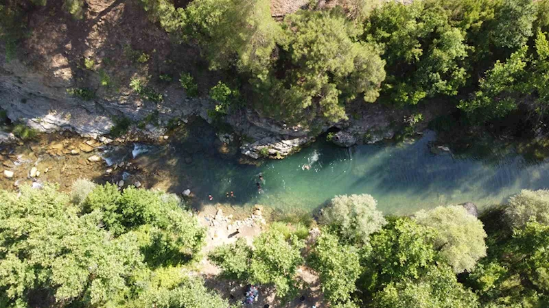 Adana’da nem bunalttı, yaylacılar doğal kaynak sularında serinledi
