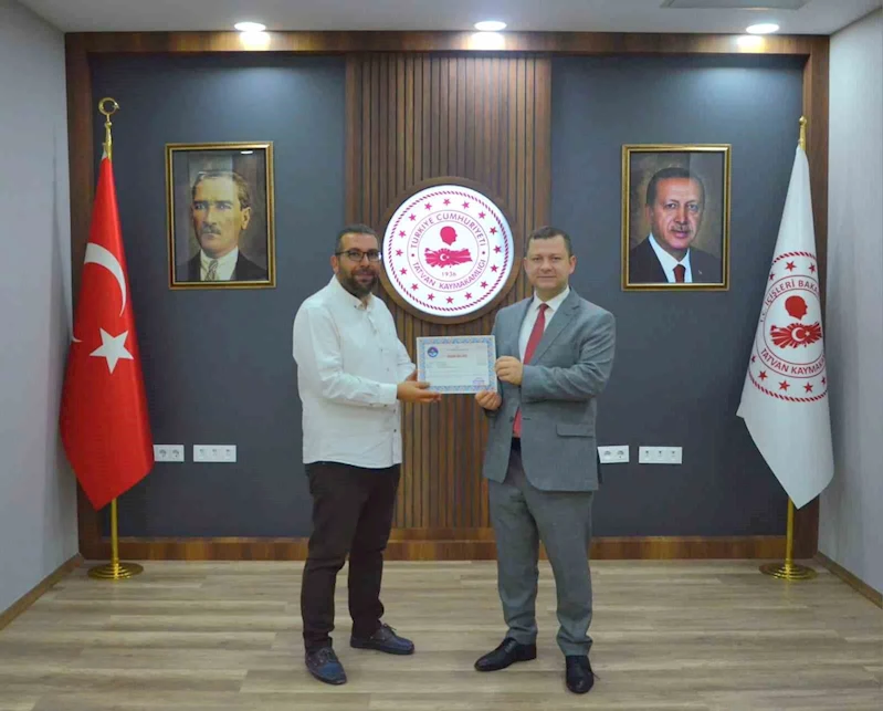 Yavru kediyi kurtarıp, üç şehir gezdirdikten sonra annesine kavuşturan öğretmene Kaymakamdan başarı belgesi
