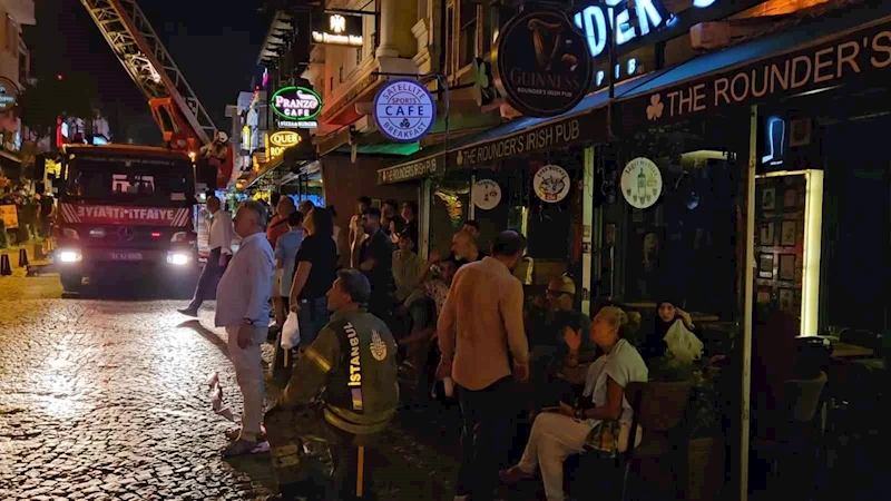 Fatih’e otelde korkutan yangın: Konaklayanlar tahliye edildi
