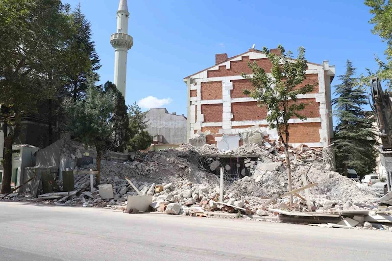 Yıkılan binanın molozları cami bahçesine döküldü

