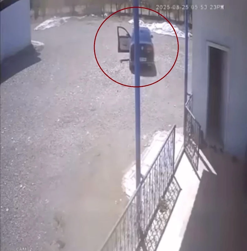 Diyarbakır’da el freni çekilmeyen otomobilin duvara çarptığı anlar kameraya yansıdı
