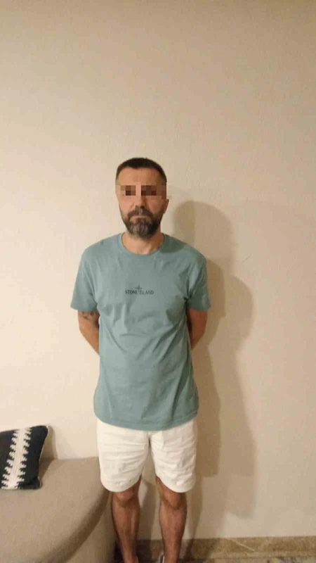 Polisler turist kılığına girdi, aranan şahsı yakaladı
