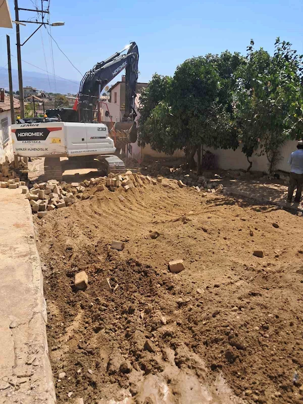 Sultanhisar’da yol yenileme çalışmaları devam ediyor

