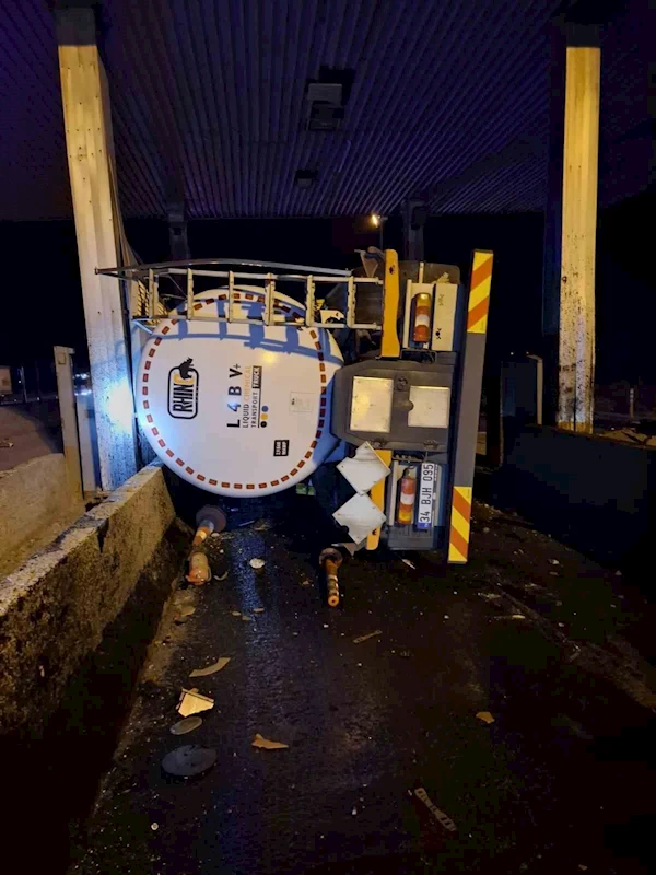 Bolu’da tanker gişelere çarpıp devrildi: 1 yaralı
