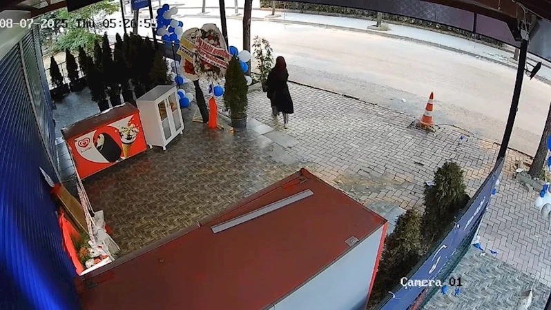 Dükkanın önündeki çiçeği alıp uzaklaşırken kameralara yakalandı
