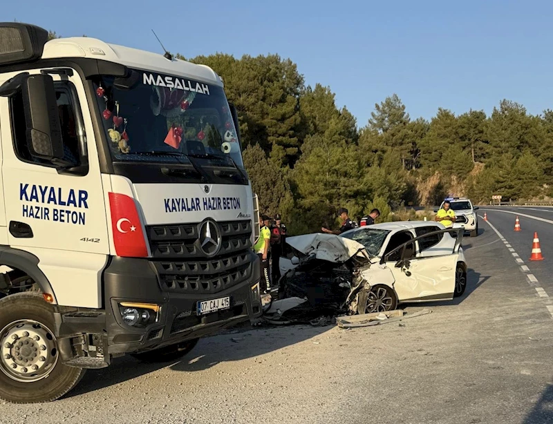 Antalya’da otomobil ile beton mikseri çarpıştı: 1 ölü, 2 yaralı
