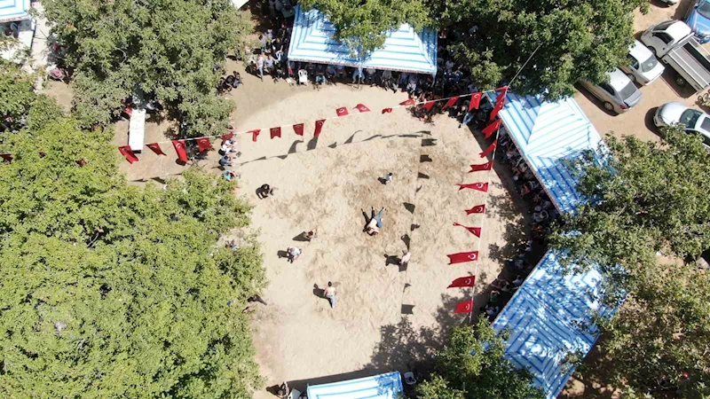 Bin metre rakımda ‘gelenekleri’ yaşatmak için güreştiler
