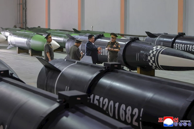 Kuzey Kore lideri Kim Jong-Un, yeni füze fabrikasını denetledi
