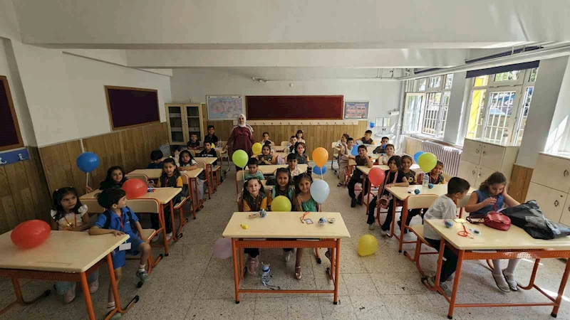 Uyum haftası başladı, okullar öğrencilerin sesleri ile yankılandı
