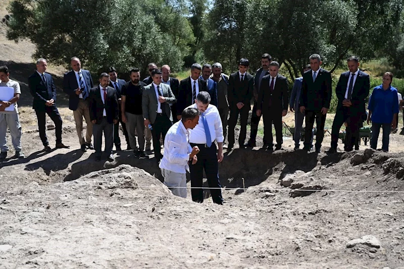 Vali Çiftçi, Hınıs Parmaksız Kale Höyüğü’nde incelemelerde bulundu
