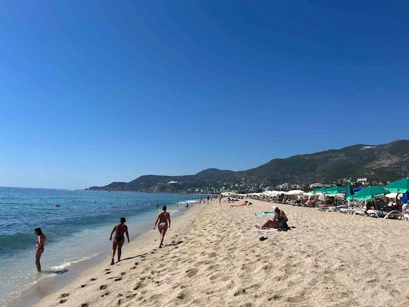 Alanya’da eylül ayında plajlar doldu
